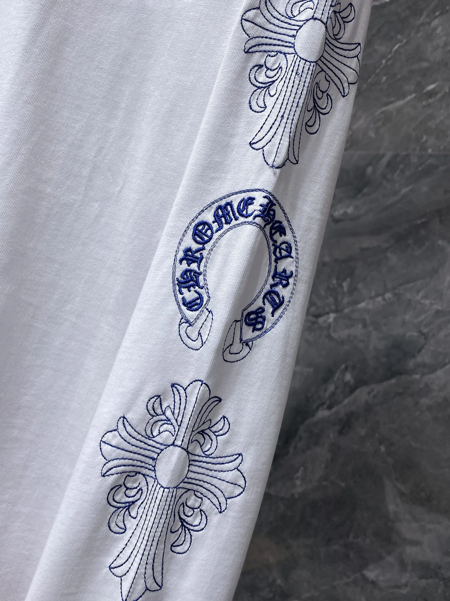 P180 Chrome Hearts🍁Long T Series🍁 Available simultaneously at counters❤️Fully upgraded fabrics! ! Crow Sanskrit letters blue cross arm horseshoe embroidered long-sleeved T. Re-engraved version 1:1 high weight original fabric 🌈Recommended colors: black white 🌈 Size: S, M, L, XL